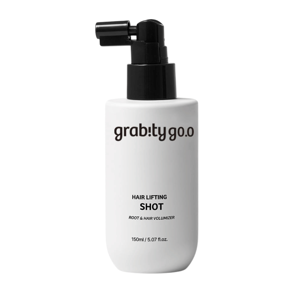 Grabity Hair Lifting Shot Root & Hair Volumizer v elegantni beli pršilki. Izdelek za volumen las, razvit za privzdigovanje lasnih korenin, večjo polnost las in lažje oblikovanje.