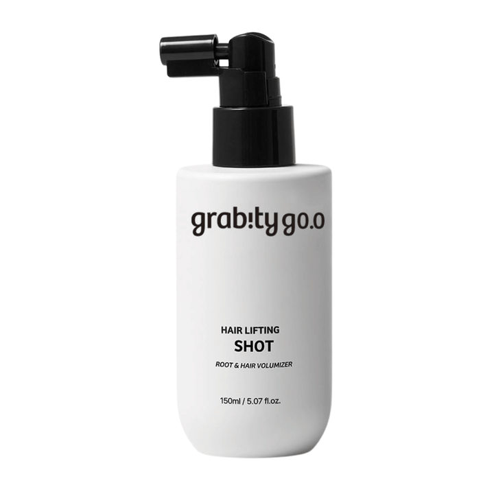 Grabity Hair Lifting Shot Root & Hair Volumizer v elegantni beli pršilki. Izdelek za volumen las, razvit za privzdigovanje lasnih korenin, večjo polnost las in lažje oblikovanje.