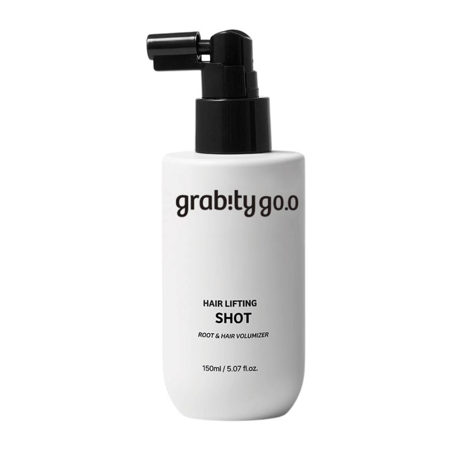 Grabity Hair Lifting Shot Root & Hair Volumizer v elegantni beli pršilki. Izdelek za volumen las, razvit za privzdigovanje lasnih korenin, večjo polnost las in lažje oblikovanje.