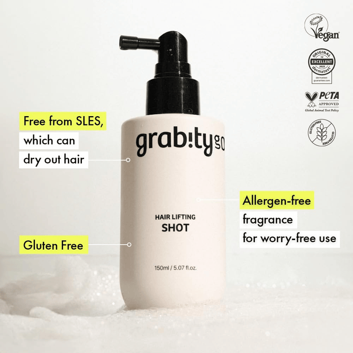 Grabity Hair Lifting Shot v beli pršilki z informacijami o veganski formuli, odobritvi PETA, sestavi brez SLES, formuli brez glutena in dišavi brez alergenov za nežno nego las.