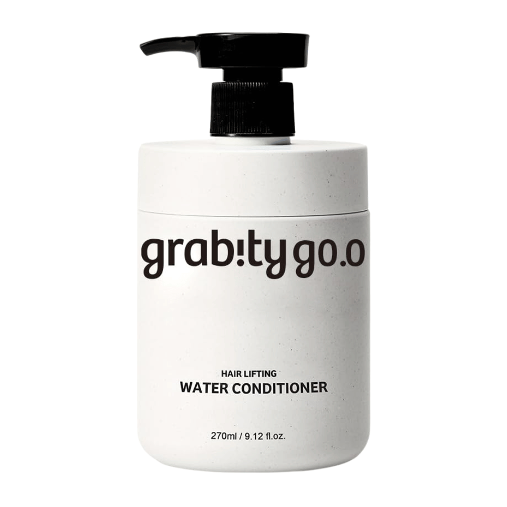 Grabity Hair Lifting Water Conditioner v elegantni beli plastenki s pumpico na svetlem ozadju. Formula balzama za lase, ki daje volumen, razvita za mehkobo, sijaj in polnejši videz las.