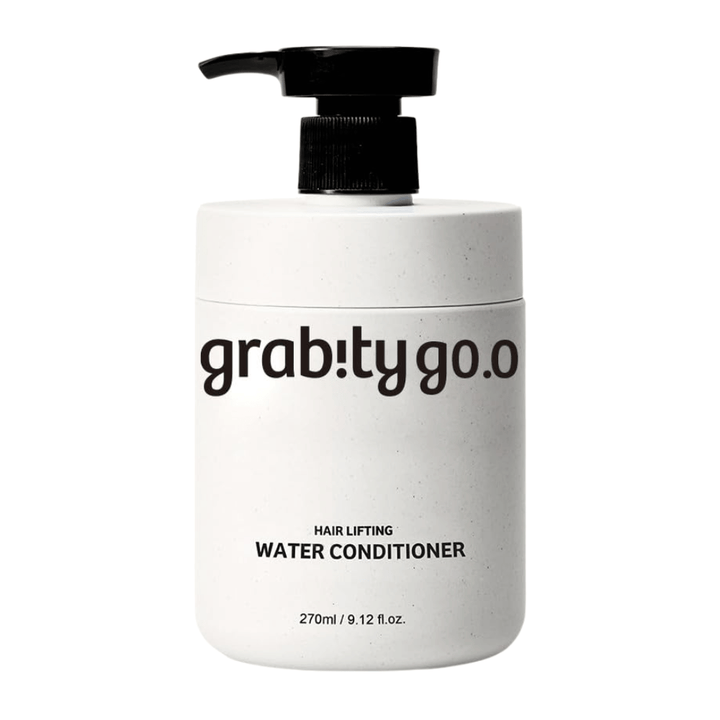 Grabity Hair Lifting Water Conditioner v elegantni beli plastenki s pumpico na svetlem ozadju. Formula balzama za lase, ki daje volumen, razvita za mehkobo, sijaj in polnejši videz las.