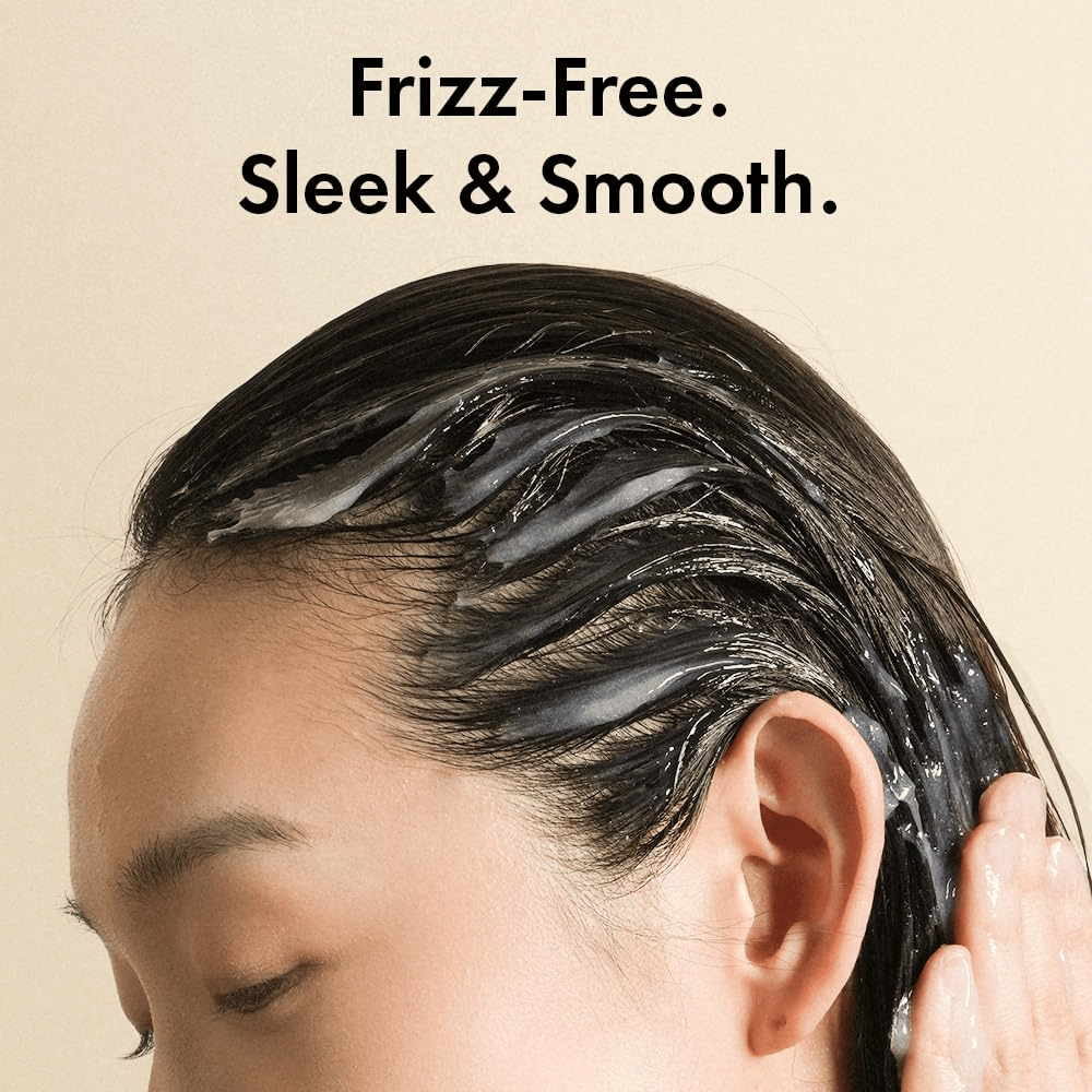 Oseba nanaša Grabity Hair Lifting Water Conditioner na mokre lase. Lahka formula ovije lasna vlakna, da pomaga preprečevati krepanje ter lasem daje mehkejši, bolj gladek in bolj negovan videz.