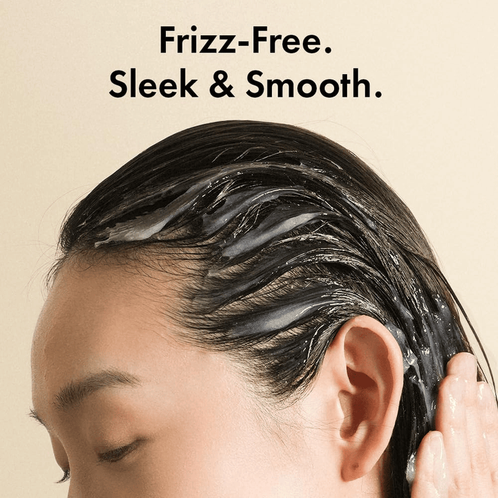 Oseba nanaša Grabity Hair Lifting Water Conditioner na mokre lase. Lahka formula ovije lasna vlakna, da pomaga preprečevati krepanje ter lasem daje mehkejši, bolj gladek in bolj negovan videz.