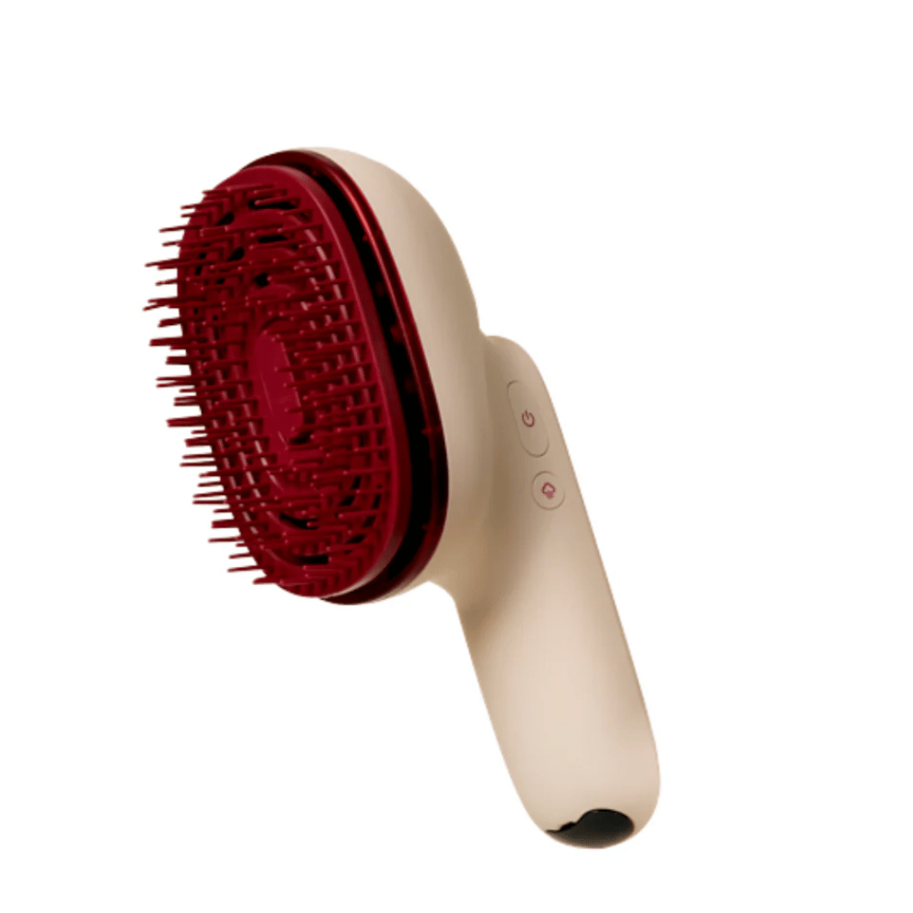Približan posnetek MOEV Hair Steamer Pro z rdečimi ščetinami in ergonomskim ročajem. Profesionalna krtača za nego las s paro in LED-tehnologijo.