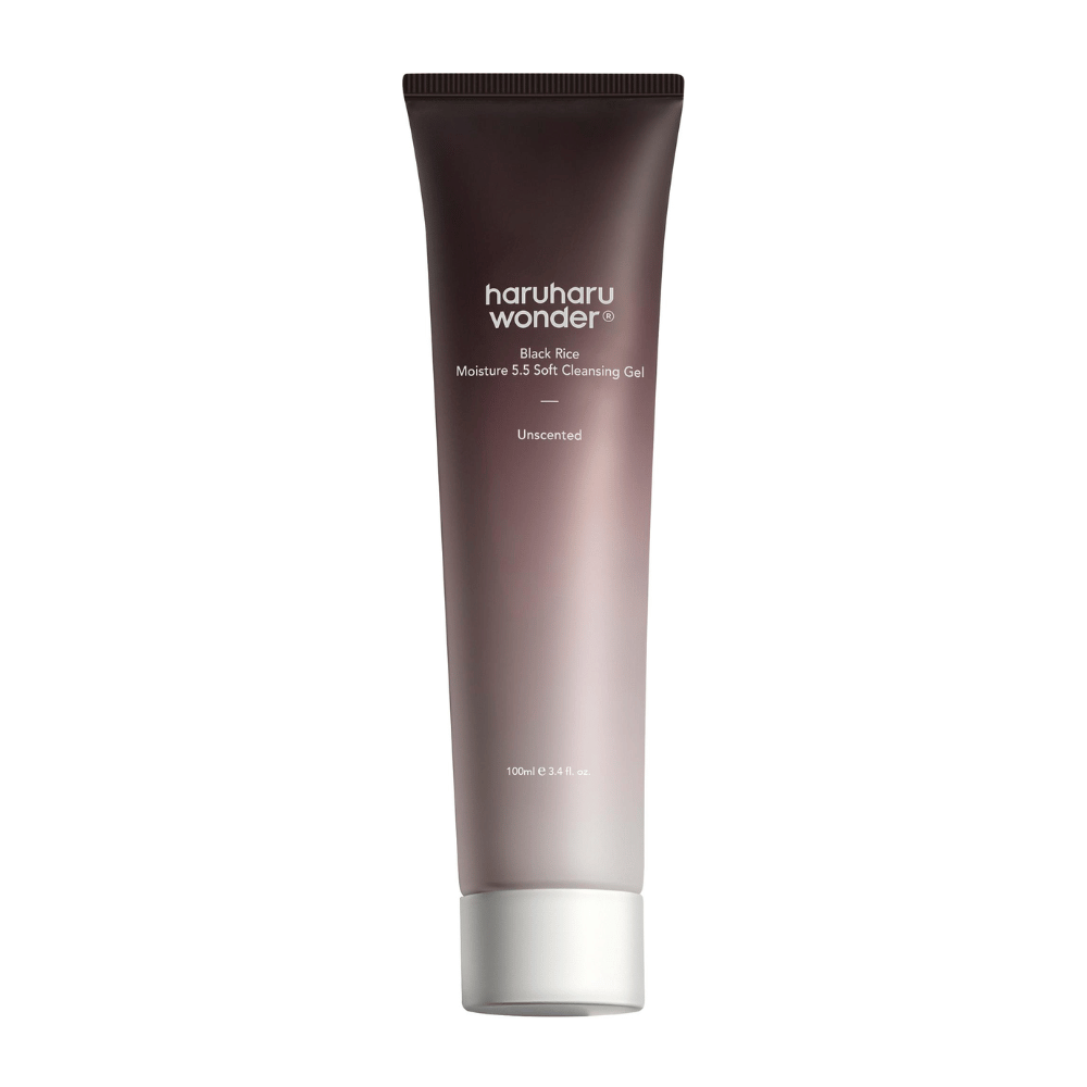 Ena tuba Haruharu Wonder Black Rice Moisture 5.5 Soft Cleansing Gel 100ml na beli podlagi z nežnimi čistilnimi lastnostmi.
