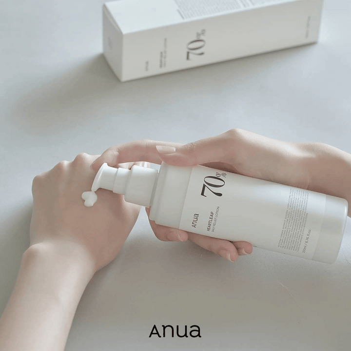 Oseba drži steklenico Anua Heartleaf 70% Daily Lotion 200ml.