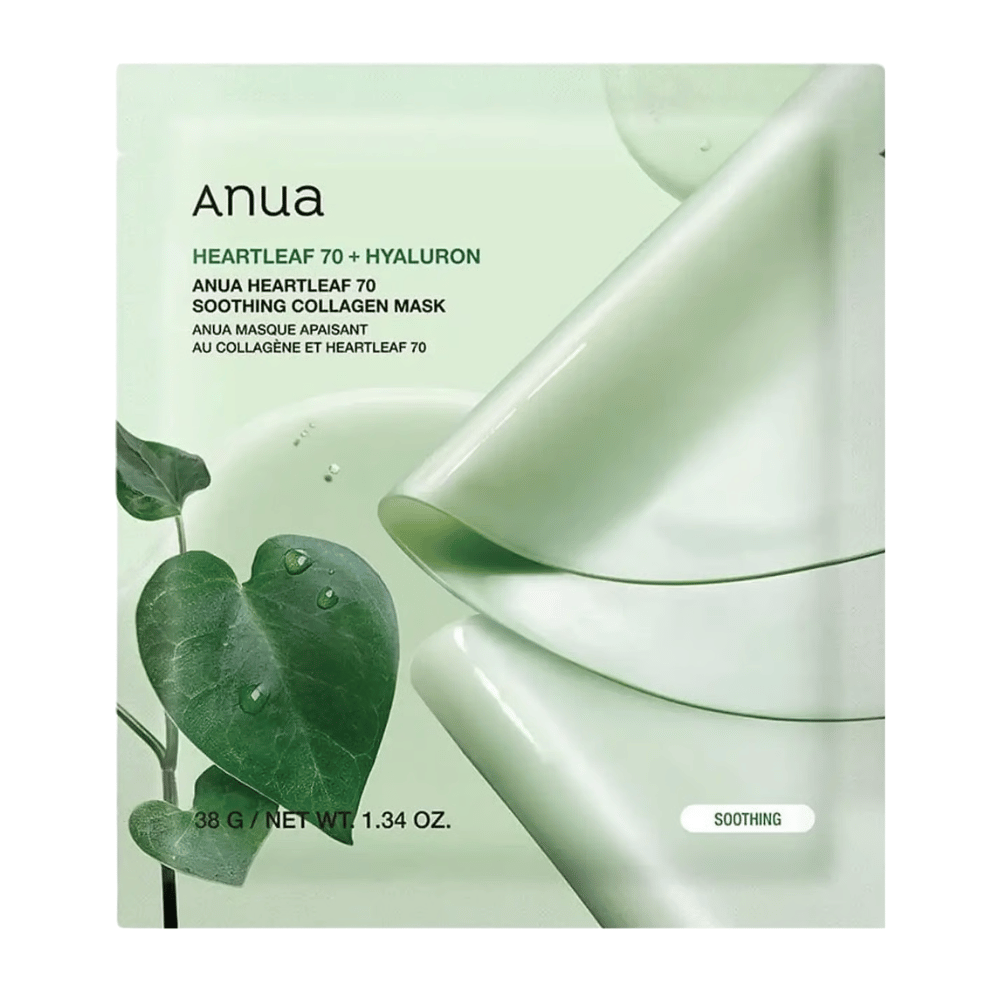 Čista produktna slika Anua Heartleaf 70 Soothing Collagen Mask. Embalaža ima nežno zelen dizajn, ki izraža pomirjujoče in vlažilne lastnosti. Listi heartleafa z vodnimi kapljicami poudarjajo osredotočenost izdelka na občutljivo kožo, ravnovesje vlage in negovalne sestavine. Izdelek se oglašuje kot pomirjujoča kolagenska maska s heartleafom in hialuronsko kislino.