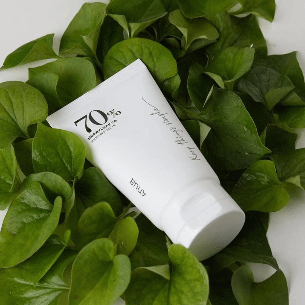 Ena tuba Heartleaf 70% Soothing Cream počiva na postelji zelenih listov.