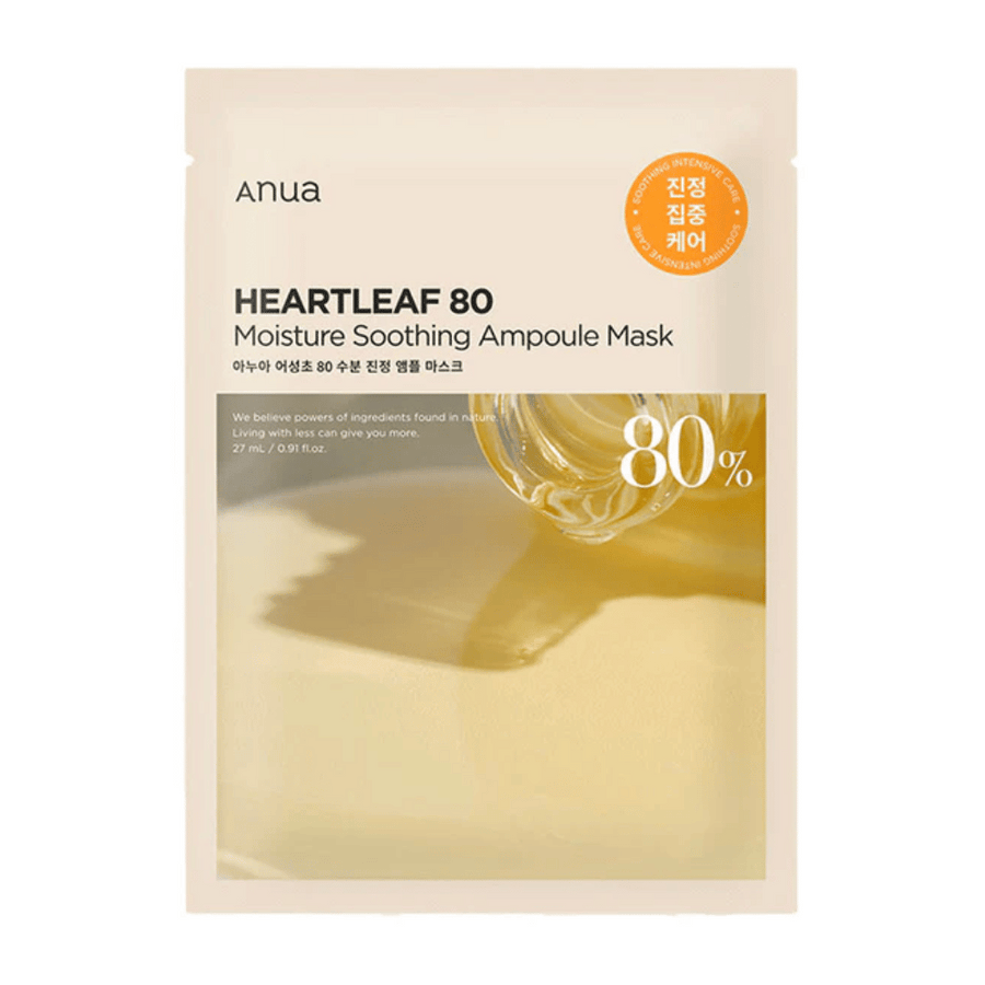 Embalaža za Anua Heartleaf 80 Moisture Soothing Ampoule Mask prikazuje gosto, zlato tekočino, ki kaplja na površino, z jasno etiketo, ki prikazuje 80% glavne sestavine. Oblikovanje je minimalistično z nevtralnimi barvami.