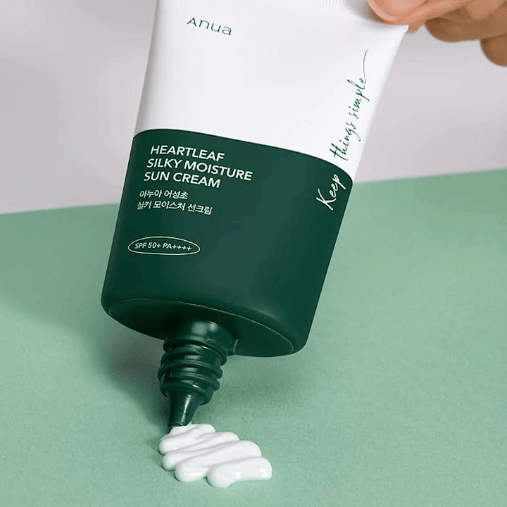  Sončna krema od Anua, "Heartleaf Silky Moisture", se iztisne iz tube.