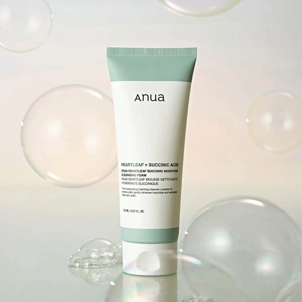 Slika izdelka Anua Heartleaf + Succinic Acid Moisture Cleansing Foam, obdana s prozornimi mehurčki. Slika poudarja občutek nežnega čiščenja, svežine in zračne pene.