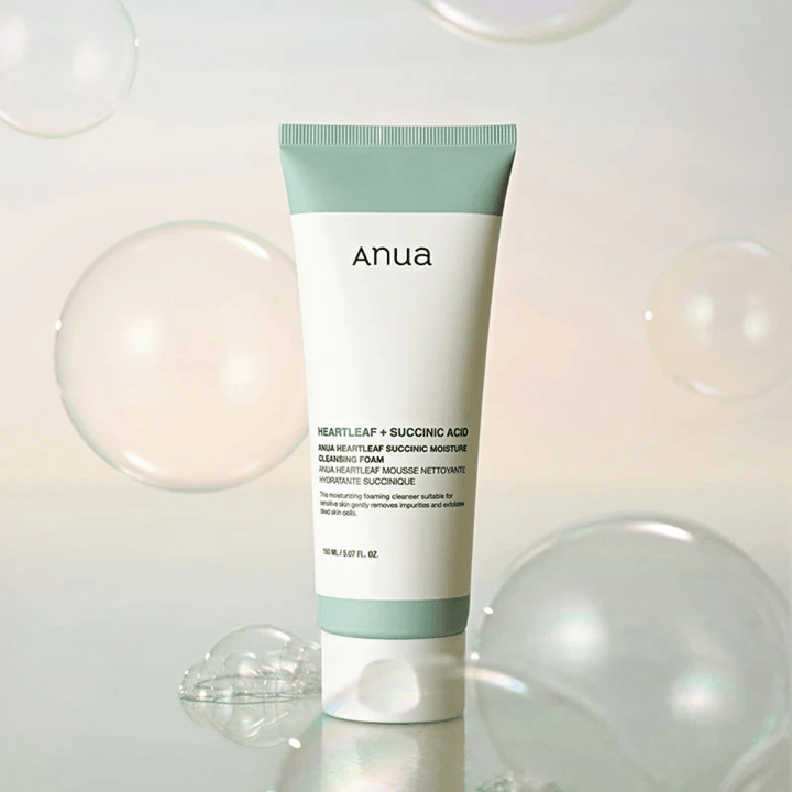 Slika izdelka Anua Heartleaf + Succinic Acid Moisture Cleansing Foam, obdana s prozornimi mehurčki. Slika poudarja občutek nežnega čiščenja, svežine in zračne pene.