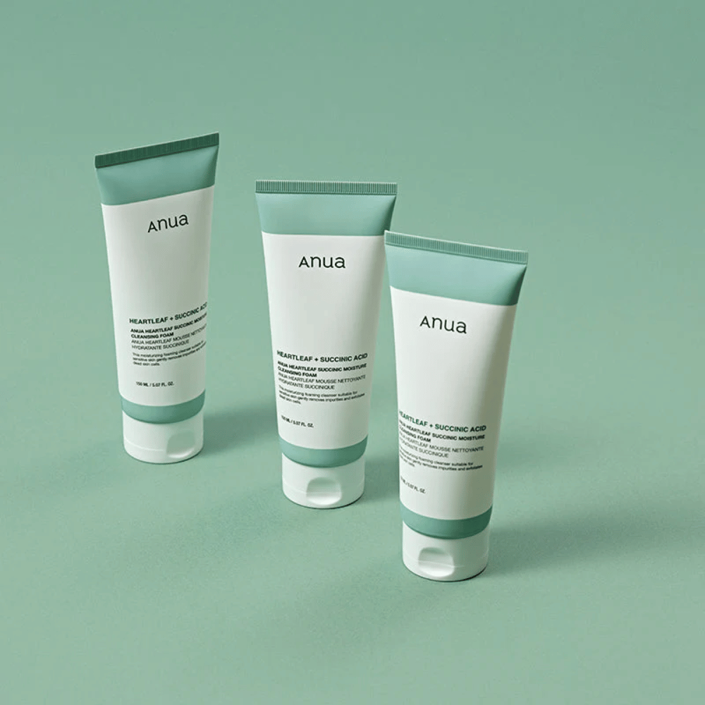 Tri embalaže Anua Heartleaf + Succinic Acid Moisture Cleansing Foam, predstavljene na svetlo zelenem ozadju. Slika poudarja čist in minimalističen dizajn izdelka ter daje profesionalen vtis serije izdelkov.