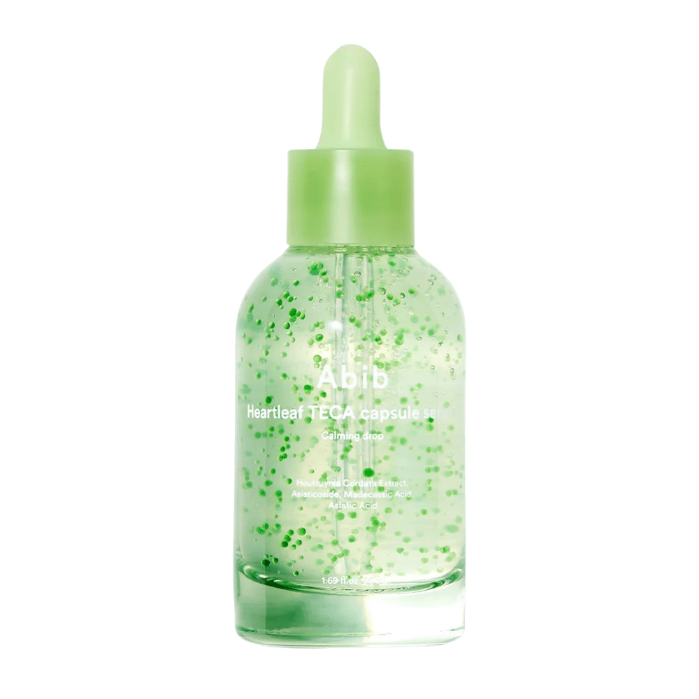 Čista produktna slika Abib Heartleaf TECA Capsule Serum z vidnimi zelenimi kapsulami v steklenički in poudarkom na pomirjujočem dizajnu seruma.