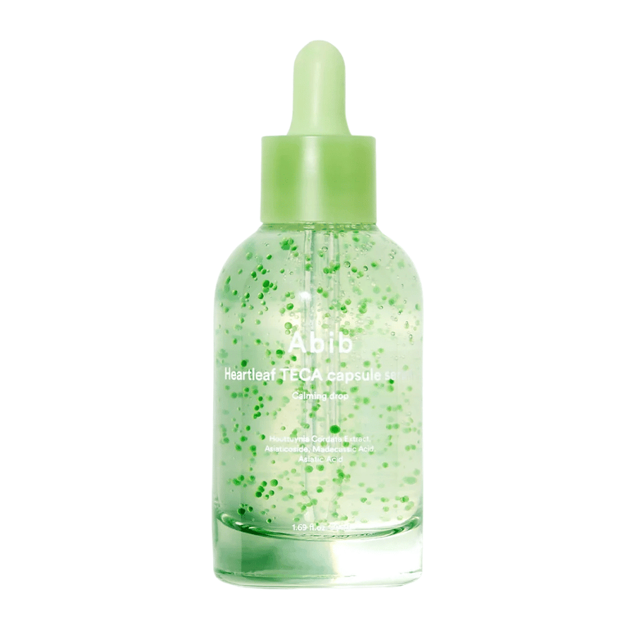Čista produktna slika Abib Heartleaf TECA Capsule Serum z vidnimi zelenimi kapsulami v steklenički in poudarkom na pomirjujočem dizajnu seruma.