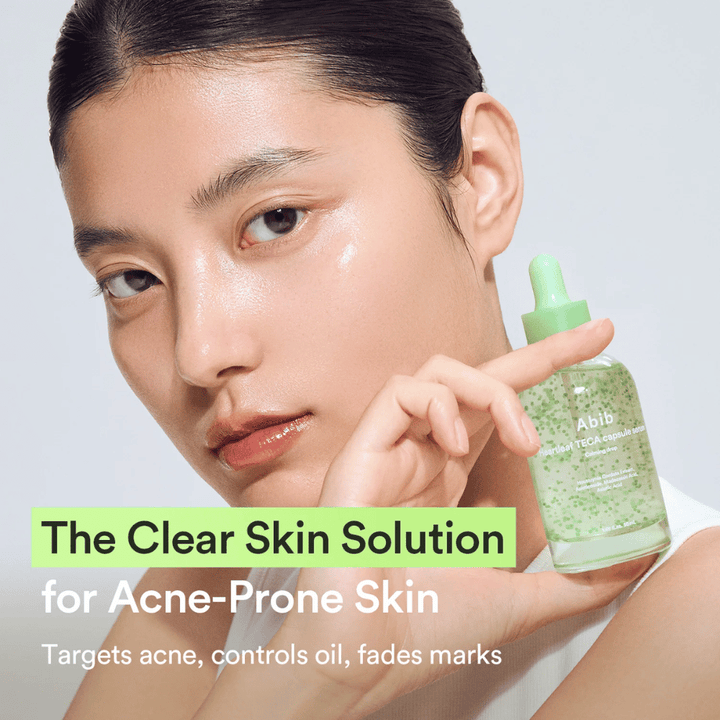 Promocijska slika z modelom, ki drži Abib Heartleaf TECA Capsule Serum skupaj z besedilom o čistejši koži za kožo, nagnjeno k aknam, in nadzoru odvečnega sebuma.