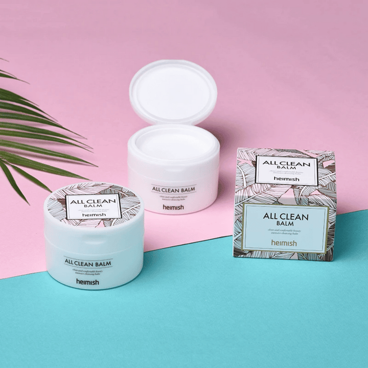 Heimish All Clean Balm 120ml in palma na roza in modrem ozadju, primerna za občutljivo kožo.