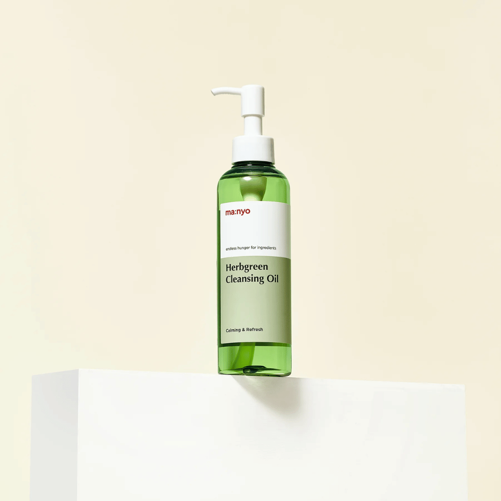 ma:nyo Herbgreen Cleansing Oil stoji na podstavku, blago korejsko čistilno olje z zelenimi zeliščnimi izvlečki za vsakodnevno čiščenje obraza