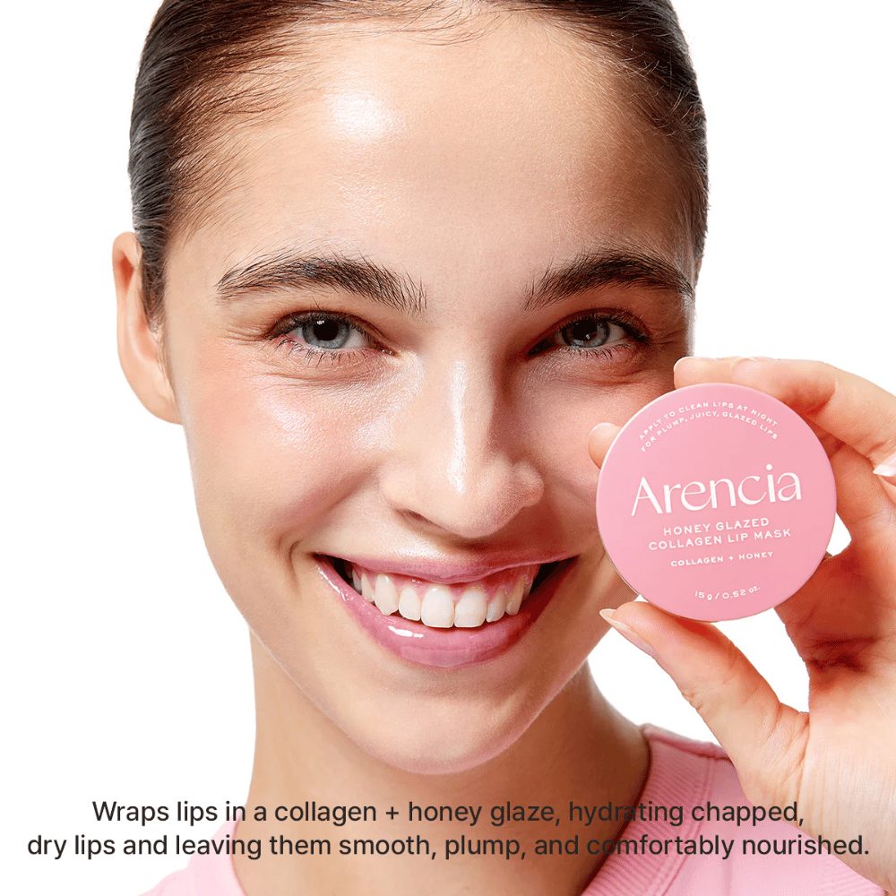 Model drži Arencia Honey Glazed Collagen Lip Mask in prikazuje rezultat s sijočimi, navlaženimi in bolj polnimi ustnicami. Poudarek je na intenzivni negi za suhe in razpokane ustnice.