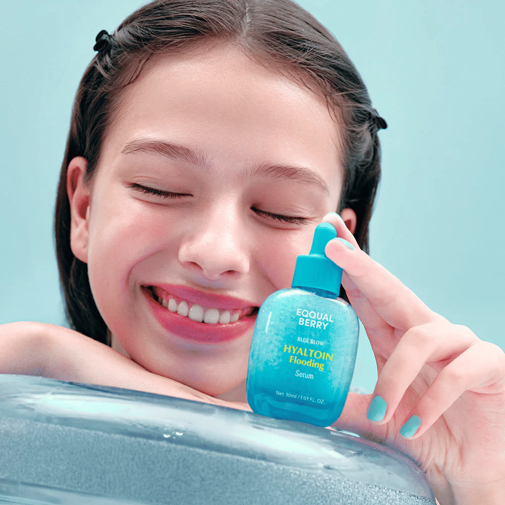 Model drži EQUAL BERRY Hyaltoin Flooding Serum – vlažilni obrazni serum za mehko in napeto kožo