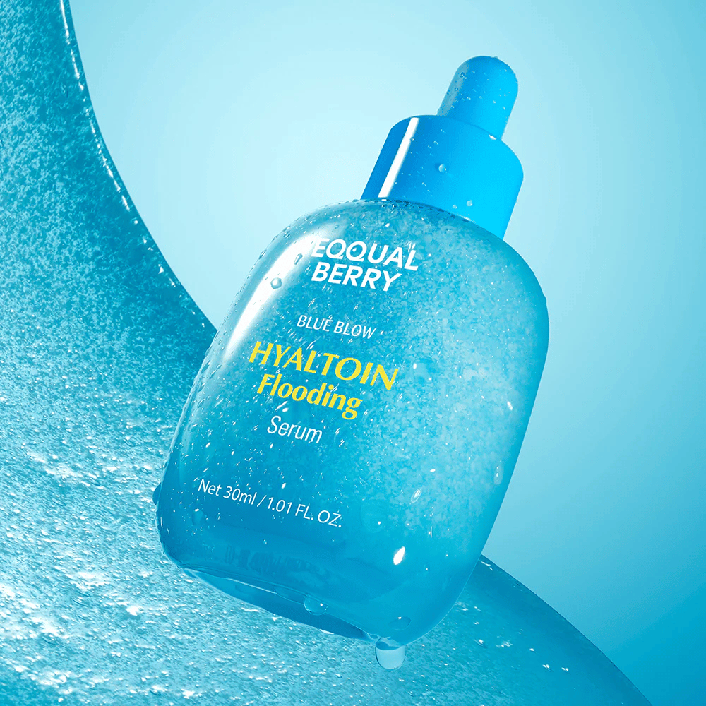 EQUAL BERRY Blue Blow Hyaltoin Flooding Serum 30 ml – vlažilni serum s hialuronsko kislino in pomirjujočim učinkom, slika izdelka z vodno teksturo