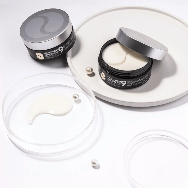 Hyaluron Dark Benone Peptide 9 Ampoule Eye Patch v odprtem lončku s hidrogelnimi obliži – intenzivno vlažilna maska za oči s peptidi in hialuronsko kislino.