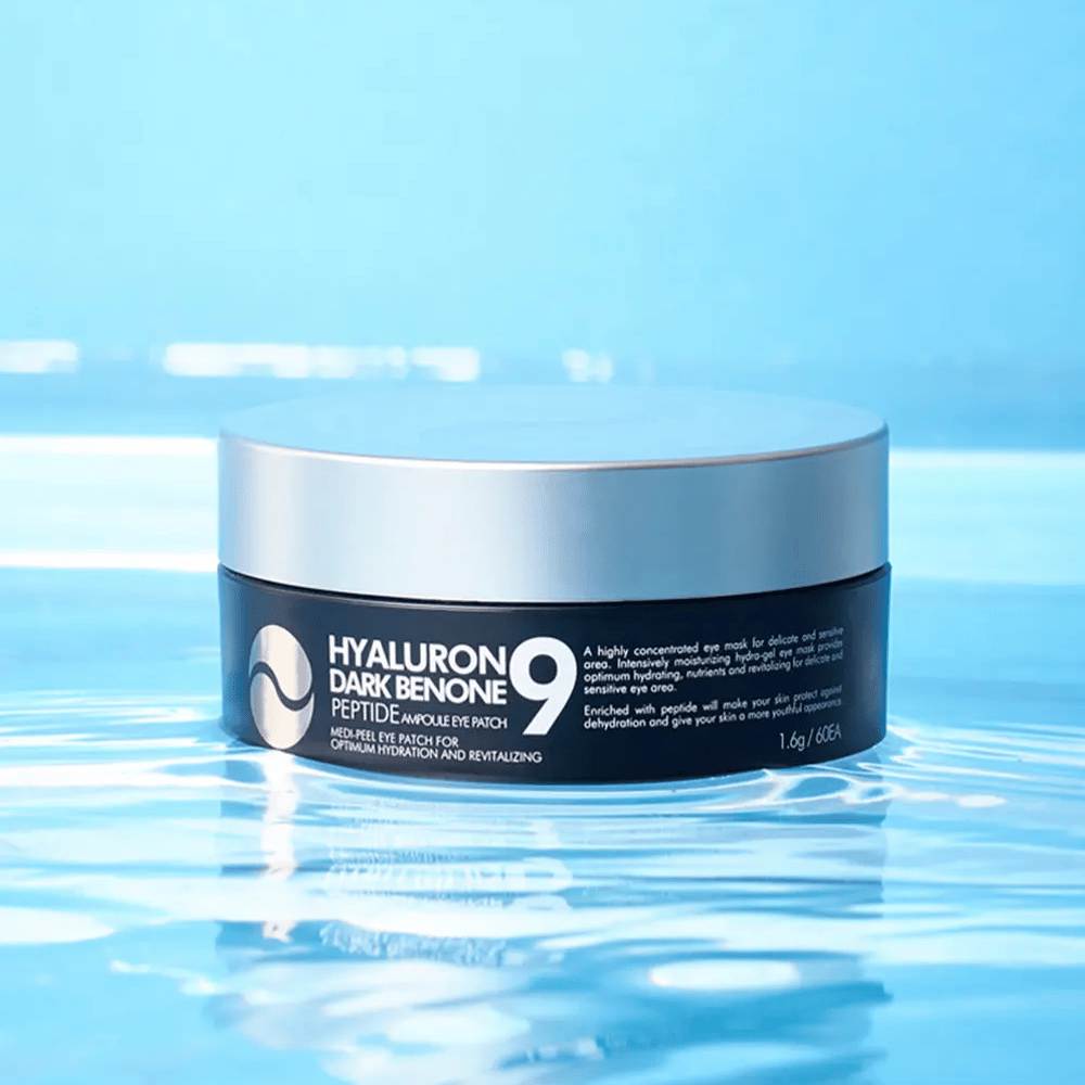 Hyaluron Dark Benone Peptide 9 Ampoule Eye Patch nameščena na vodni površini – vlažilni korejski obliži za oči s hialuronsko kislino in peptidi za svežjo kožo okoli oči.