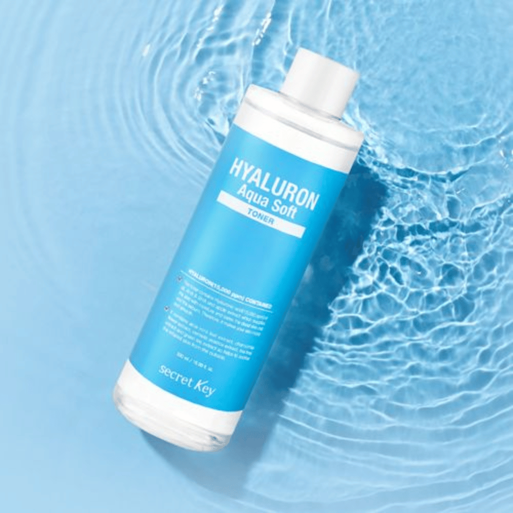 Hyaluron Aqua Soft Toner znamke Secret Key – nežen, vlažilni tonik za obraz s 15.000 ppm hialuronske kisline, ki pomirja in obnavlja ravnovesje kože.