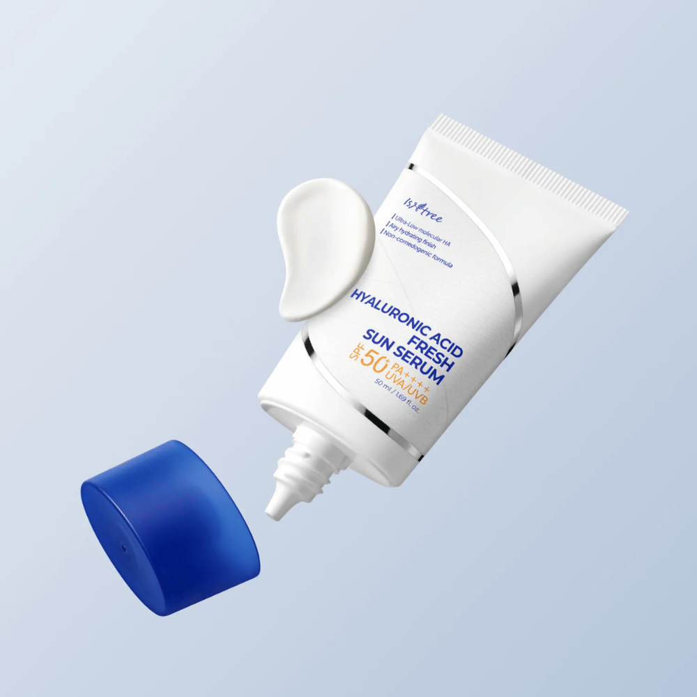 Isntree Hyaluronic Acid Fresh Sun Serum je lahko sončno serum z SPF50+ PA++++, ki ščiti pred UVA/UVB, hkrati pa vlaži z hialuronsko kislino. Popolno za občutljivo kožo.