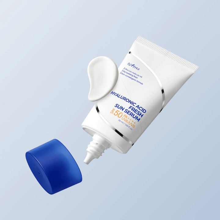 Isntree Hyaluronic Acid Fresh Sun Serum je lahko sončno serum z SPF50+ PA++++, ki ščiti pred UVA/UVB, hkrati pa vlaži z hialuronsko kislino. Popolno za občutljivo kožo.