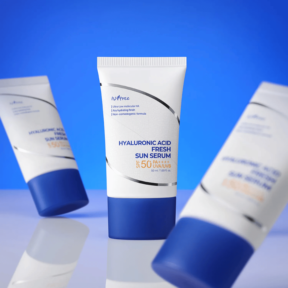Isntree Hyaluronic Acid Fresh Sun Serum ščiti z SPF50+ PA++++, hkrati pa intenzivno vlaži z hialuronsko kislino v različnih molekulskih velikostih.