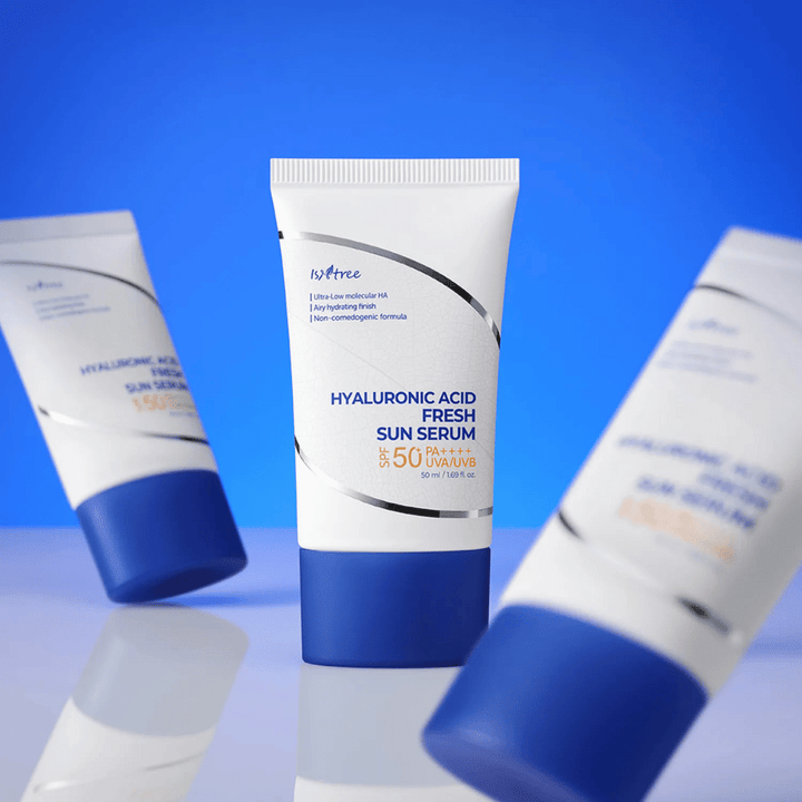 Isntree Hyaluronic Acid Fresh Sun Serum ščiti z SPF50+ PA++++, hkrati pa intenzivno vlaži z hialuronsko kislino v različnih molekulskih velikostih.