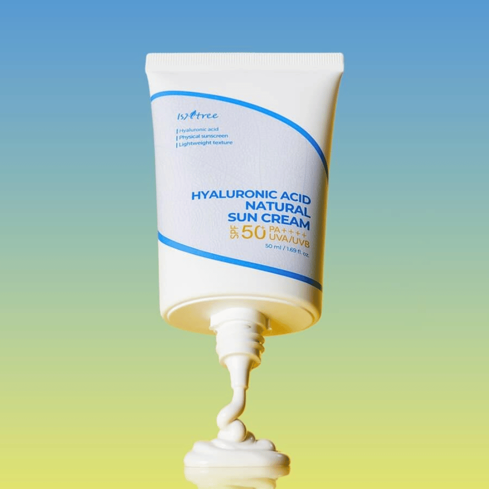 Isntree Hyaluronic Acid Natural Sun Cream je krema za sončenje z SPF50+ PA++++, ki nudi močno zaščito pred UVA in UVB žarki. Vsebuje hialuronsko kislino, ki globinsko vlaži, medtem ko je fizični filter nežen do občutljive kože.
