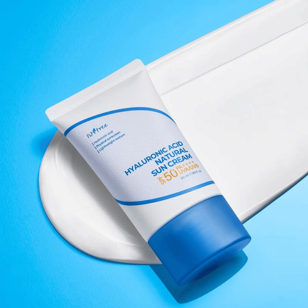 Isntree Hyaluronic Acid Natural Sun Cream je fizična krema za sončenje z SPF50+ PA++++, ki ščiti kožo pred UV-sevanjem, hkrati pa vlaži s hialuronsko kislino. Njena lahka formula je primerna za občutljivo kožo in ne pušča belega filma.