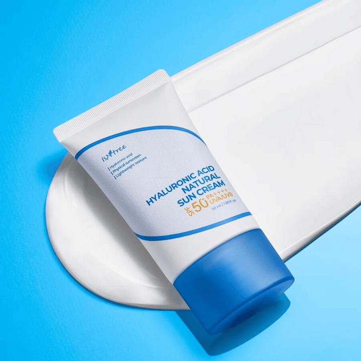 Isntree Hyaluronic Acid Natural Sun Cream je fizična krema za sončenje z SPF50+ PA++++, ki ščiti kožo pred UV-sevanjem, hkrati pa vlaži s hialuronsko kislino. Njena lahka formula je primerna za občutljivo kožo in ne pušča belega filma.