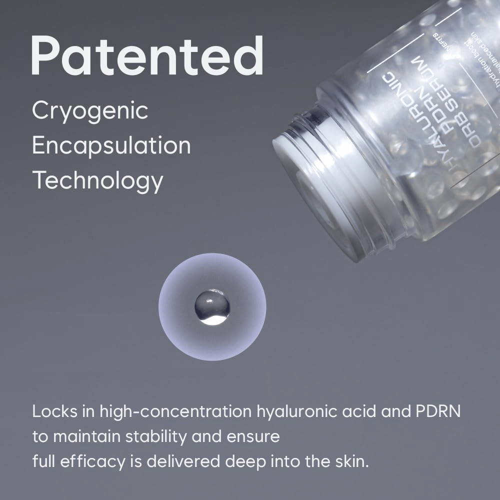 Ilustracija HAUA Hyaluronic PDRN Orb Serum in njegove patentirane kriogene enkapsulacijske tehnologije. Ob embalaži je prikazana serumska kroglica, da poudari tehnologijo za enkapsulacijo sestavin.