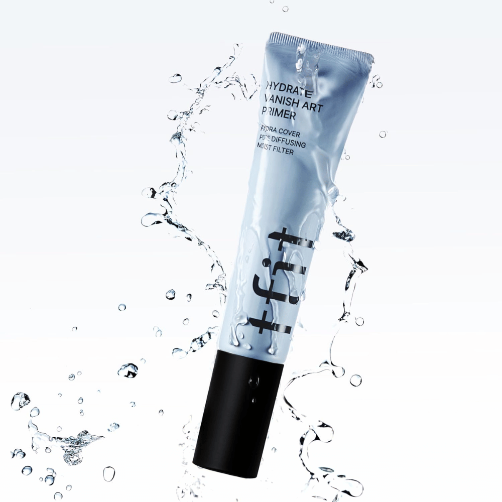 TFIT Hydrate Vanish Art Primer v modri tubi je obkrožen z brizgajočo vodo, kar simbolizira vlažilne lastnosti izdelka in svež občutek ob nanosu.