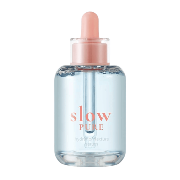 Slow Pure Hydration Texture Serum v prozorni steklenički s pipeto, napolnjena z vlažilnim modrim serumom.