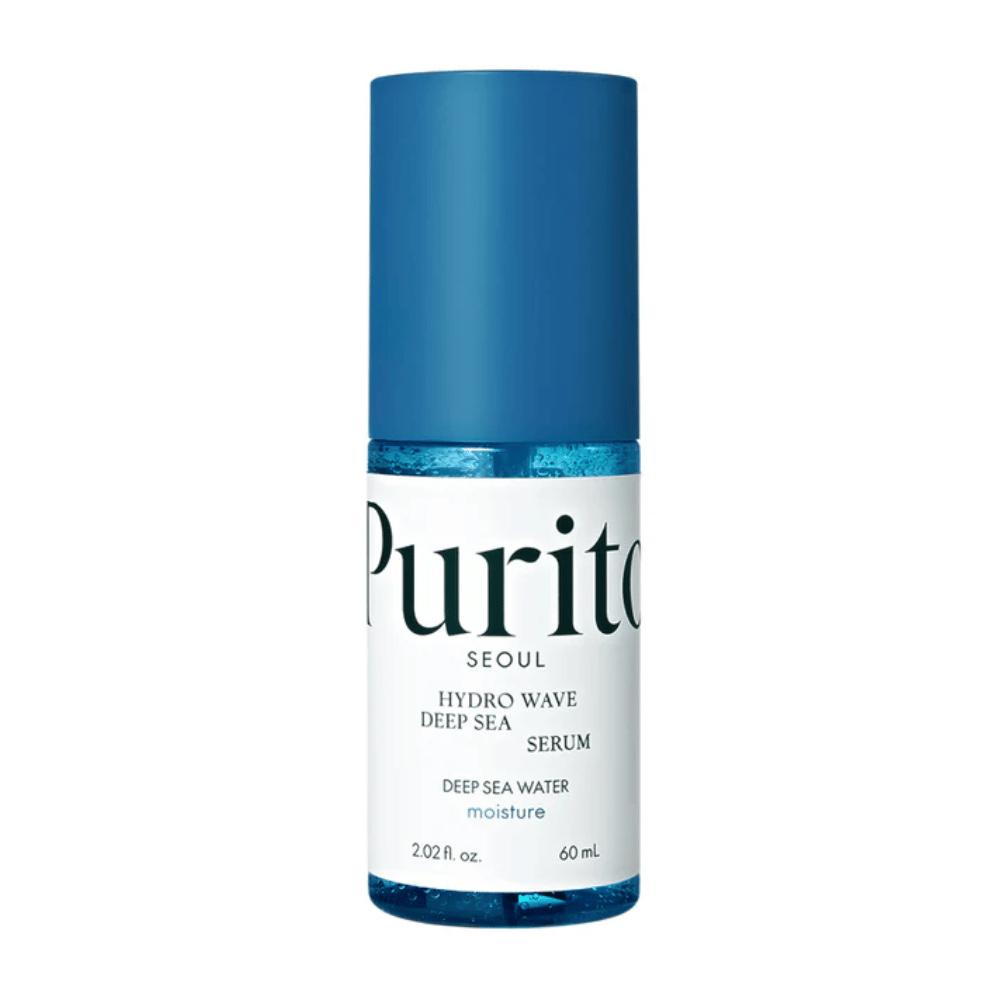 Slika izdelka Purito Hydro Wave Deep Sea Serum. Steklenička je prozorna z modrim pokrovčkom in vsebuje temno modri serum. Besedilo na etiketi navaja, da izdelek vsebuje 60 ml in ponuja vlažilne lastnosti z globokomorsko vodo. Dizajn je čist in moderen.