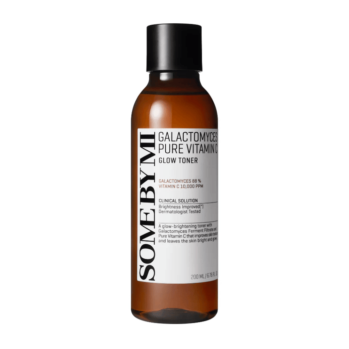 Slika SOME BY MI Galactomyces Pure Vitamin C Glow Toner. Izdelek je predstavljen v prozorni steklenički s črnim pokrovčkom in jasnim označevanjem. Vsebuje 88% galactomyces in 10.000 ppm vitamina C, kar posvetli ten kože in izboljša sijaj kože. Vsebina stekleničke je dermatološko testirana.