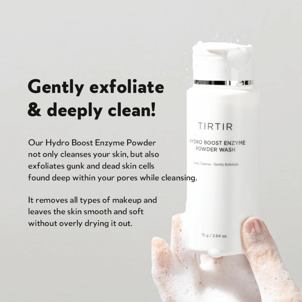 Roka drži stekleničko TIRTIR Hydro Boost Enzyme Powder Wash, izdelek za nego kože, ki eksfolira in globinsko čisti. Steklenička je bela z besedilom, v roki pa se tvori bela pena.