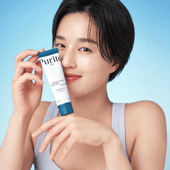 Purito Hydro Wave Deep Sea Cream je intenzivno vlažilna obrazna krema, ki vsebuje globokomorsko vodo, kar pomaga pri dolgotrajnem vlaženju in hranjenju kože. Njena lahka, gelu podobna tekstura se hitro vpije, ne da bi pustila lepljiv občutek, zaradi česar je idealna za vsakodnevno uporabo.