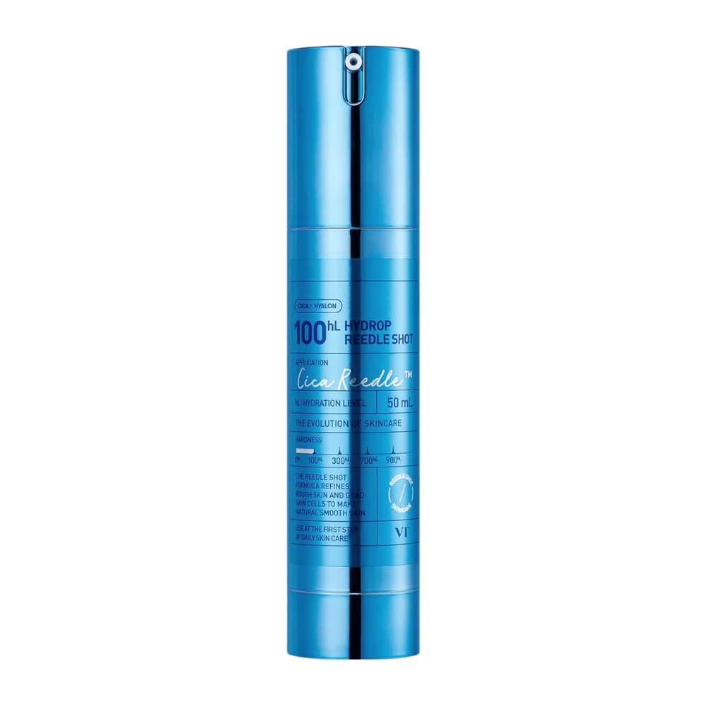 Modra cilindrična steklenica VT Cica Hyalon Hydrop Reedle Shot 100hL, 50 ml, s pumpico in srebrnimi detajli, stoji na beli podlagi.