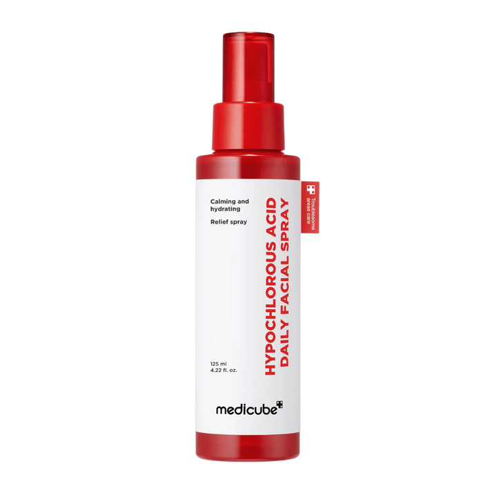 Izrezana slika izdelka Medicube Hypochlorous Acid Daily Facial Spray na svetlem ozadju. Rdeče-bela zasnova stekleničke je v ospredju in prikazuje čist ter profesionalen videz izdelka.