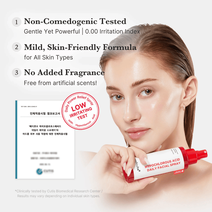 Model drži Medicube Hypochlorous Acid Daily Facial Spray skupaj z informacijami, da je izdelek testiran za nizko stopnjo draženja, je brez dišav in primeren za vse tipe kože. V ozadju je prikazan certifikat o testiranju, ki krepi verodostojnost izdelka.