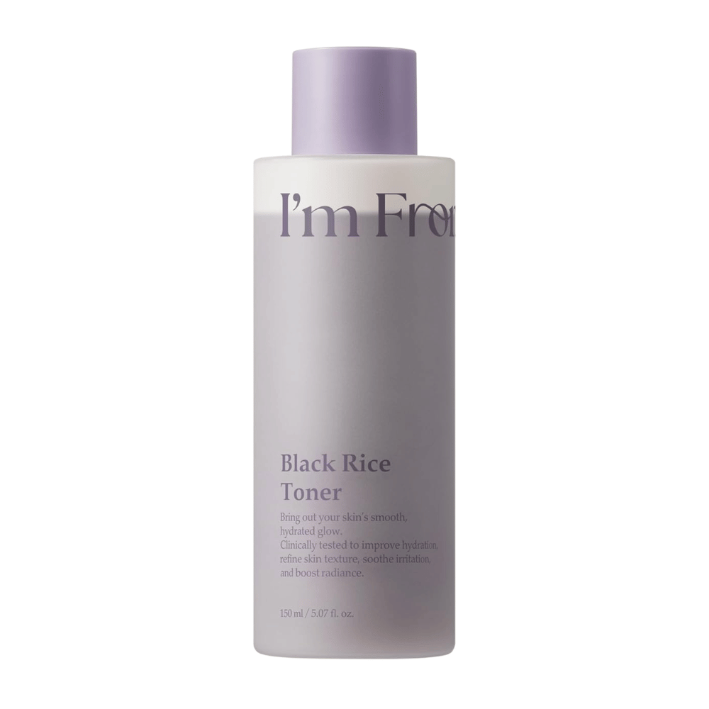 I'm From Black Rice Toner 150 ml, vlažilni tonik za obraz s črnim rižem v svetlo vijolični steklenički na belem ozadju.