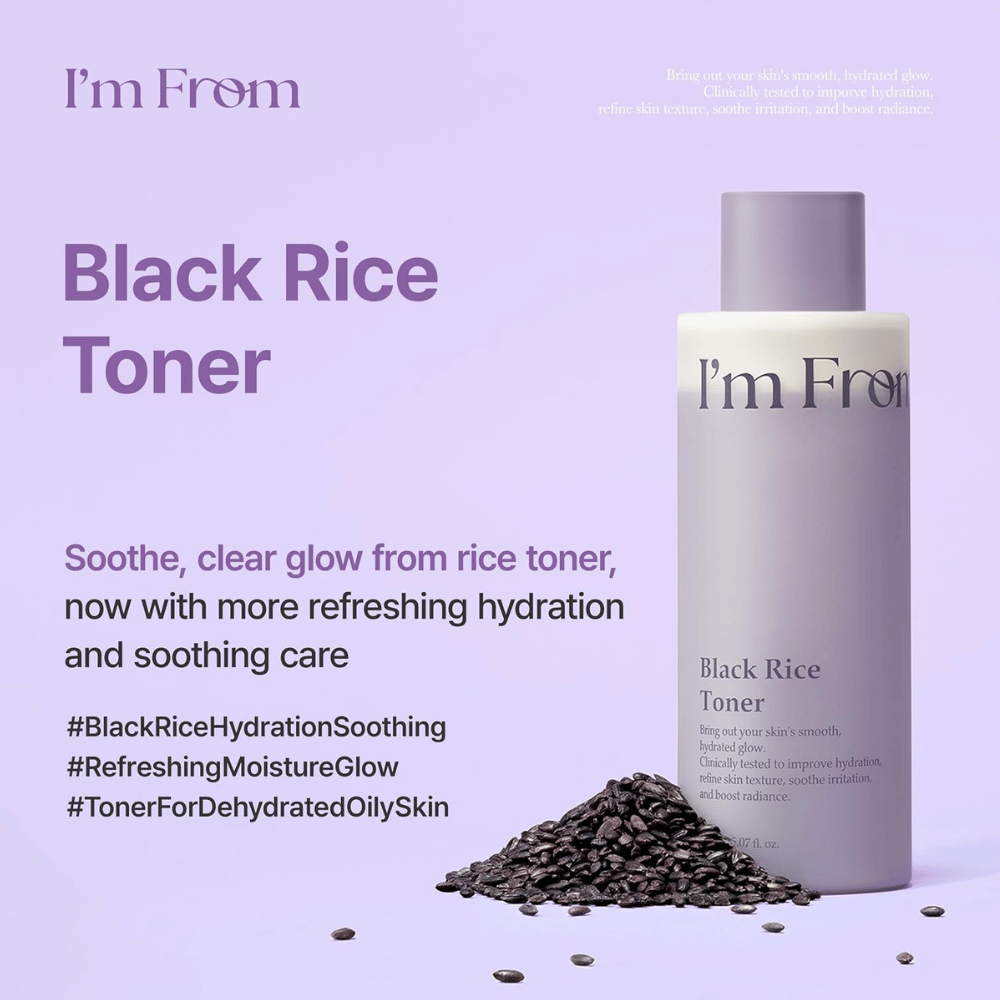 I'm From Black Rice Toner 150 ml s črnim rižem, hidratantni tonik v vijolični steklenički z riževimi zrni na svetlo vijoličnem ozadju.