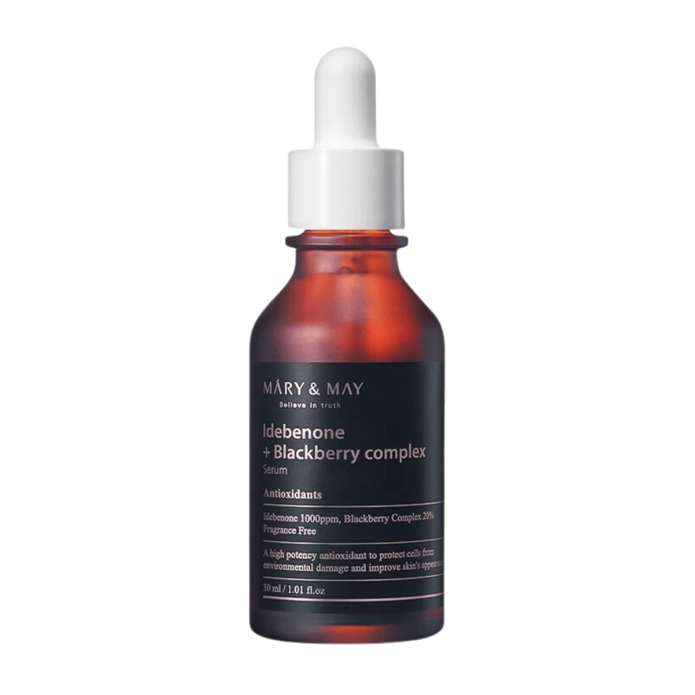 Slika MARY & MAY Idebenone + Blackberry Complex Serum v elegantni, temni steklenički. Serum vsebuje 1000 ppm idebenona in 20% kompleksa robid, kar zagotavlja močne antioksidante za zaščito kože pred okoljskimi poškodbami in izboljšanje njenega videza. Oblikovanje stekleničke poudarja kakovost in učinkovitost izdelka.