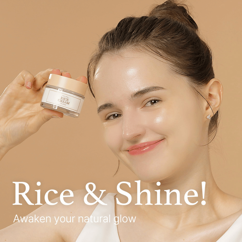 Mlada ženska z nasmehom, ki drži kozarec z oznako "RICE CREAM", z napisom "Rice & Shine! Zbudi svoj naravni sijaj" v ozadju.